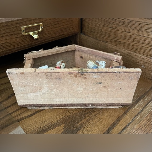 Vintage Christmas Nativity Scene Painted Porcelain with Rustic Stable - Picture 4 of 6